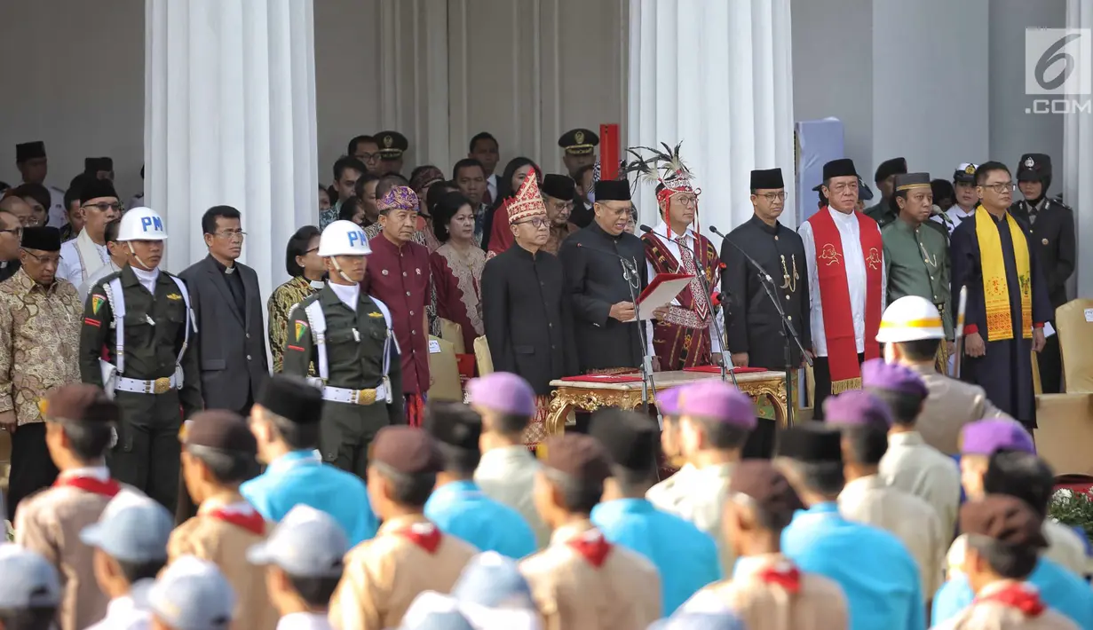 Sejumlah pejabat negara mengakan busana daerah saat mengikuti upacara Hari Lahir Pancasila di Gedung Pancasila, Jakarta Pusat, Jumat (1/6). (Liputan6.com/Faizal Fanani)