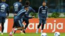 Lionel Messi (kanan) menikmati sesi latihan bersama timnya jelang melawan Venezuela pada kualifikasi Piala Dunia 2018 di Buenos Aires, Argentina, (3/9/2017). (AFP/Alejandro Pagni)