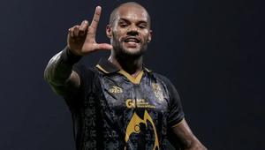 Selebrasi striker Malut United, David Da Silva usai membobol gawang Madura United dalam laga pekan ke-24 BRI Super League 2025/2026 di Stadion Gelora Ratu Pamelingan, Pamekasan, Jawa Timur, Selasa (3/3/3026). (Dok. Malut United)