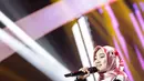 Penyanyi Fatin saat tampil dalam Konser 100 Hari Menuju Asian Games 2018 di Studio 6 Emtek, Jakarta, Kamis (10/5). Dalam penampilannya mereka membawakan lagu berjudul 'Shoot Me Now'. (Liputan6.com/Faizal Fanani)