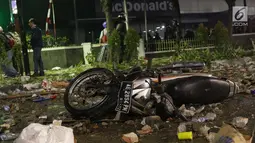 Sebuah motor tergeletak akibat kericuhan antara massa aksi dengan personil kepolisian yang berusaha menghalau massa yang berlaku anarkis di sekitar depan Gedung Bawaslu, Jalan MH Thamrin, Jakarta, Rabu (22/5/2019). Aksi unjuk rasa yang dimotori GNKR berakhir ricuh. (Liputan6.com/Helmi Fithriansyah)