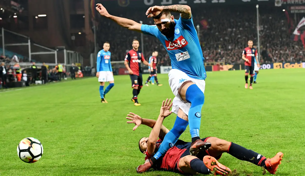 Pemain Napoli, Elseid Hysaj menghindar dari adangan pemain Genoa, Adel Taarab (bawah) pada lanjutan Serie A di Luigi Ferraris stadium, Genoa, (25/10/2017). Napoli menang 3–2. (AFP/Vincenzo Pinto)