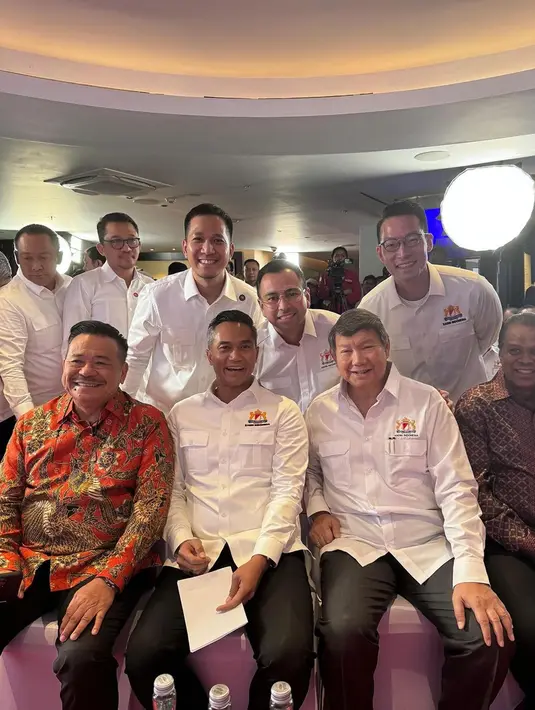 Dalam video yang diunggahnya, Raffi juga mengungkapkan harapannya bahwa melalui Kadin, pengusaha siap bersinergi dengan pemerintah Prabowo-Gibran dalam meningkatkan perekonomian bangsa. Raffi juga akan menyusun program kerja di Kadin setelah adanya pemerintahan baru. (Liputan6.com/IG/@raffinagita1717)