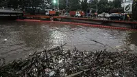 Tumpukan kayu mengumpul di Pintu Air Manggarai, Jakarta, Senin (5/2). Beberapa lokasi pintu air mulai memasuki tahap siaga 1. (Liputan6.com/Faizal Fanani)