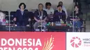 <p>Pelatih Timnas Indonesia, Shin Tae-yong (kedua kanan) berteriak didampingi sang istri, Cha Young-ju saat memberi dukungan kepada tunggal putri Korea Selatan, An Se-young saat menghadapi wakil China, Chen Yu Fei pada laga final Indonesia Open 2024 di Istora Senayan, Jakarta, Minggu (9/6/2024). (Bola.com/M Iqbal Ichsan)</p>