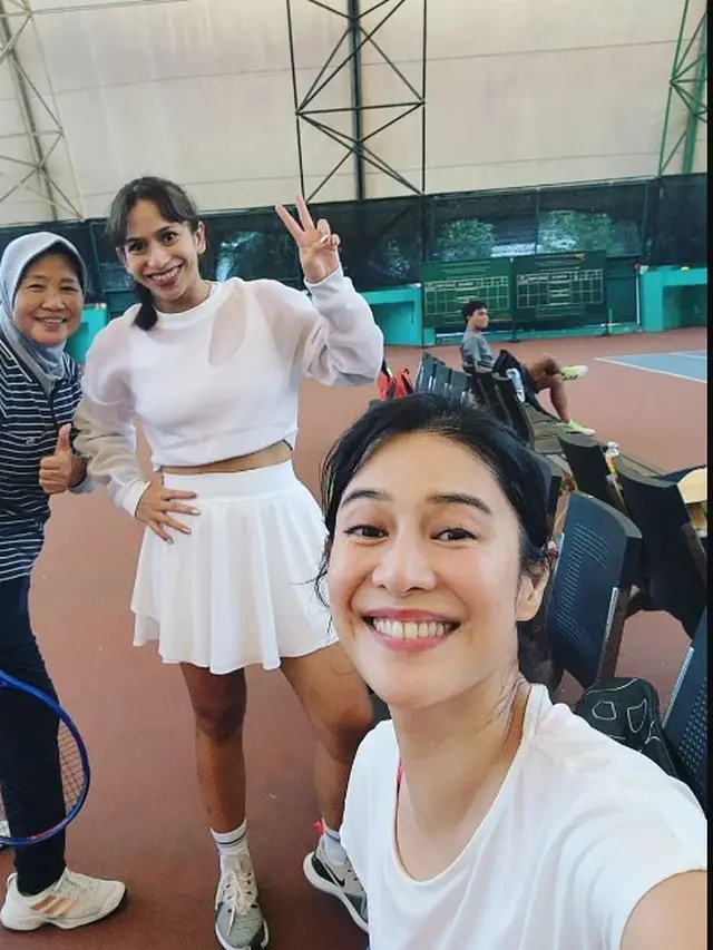 7 Pesona Dian Sastrowardoyo Tanpa Makeup, Tetap Menawan