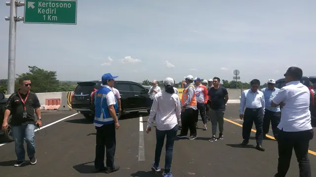 Presiden Joko Widodo (Jokowi) Bakal meresmikan 7 ruas tol pada Kamis 20 Desember 2018. Salah satunya adalah ruas Jombang - Mojokerto seksi Bandar - Mojokerto. (Dian/Liputan6.com)