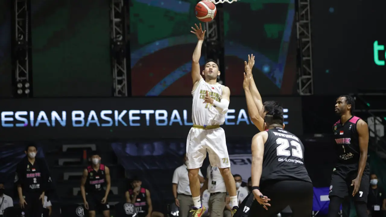 Aksi pemain West Bandits Widyanta Putra Teja saat menghajar Rans PIK Basketball