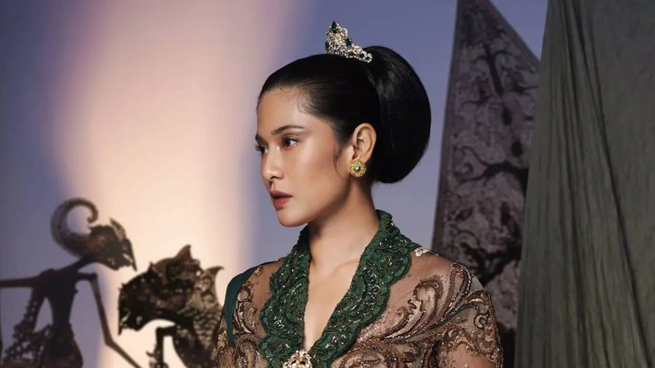 FOTO: Gaya Dian Sastrowardoyo saat Pakai Kebaya, Tampil Elegan
