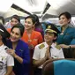 Kapten pilot Garuda Indonesia Ida Fiqria dan kopilot Sari Ardisa berpose dengan para pramugari di bandara Minangkabau, Padang, Sumbar, Jumat (21/4). (Liputan6.com/Angga Yunair)