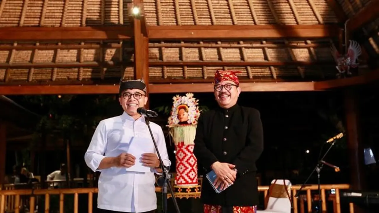 Wakil Gubernur Bali, Tjokorda Oka Artha Ardhana Sukawati/Cok Ace (jas hitam)