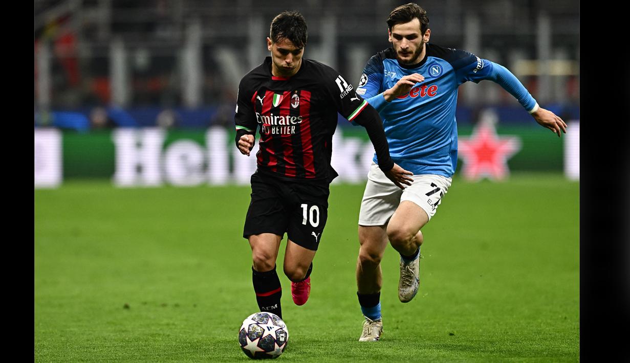 Pemain AC Milan, Brahim Diaz (kiri), berebut bola dengan pemain Napoli, Khvicha Kvaratskhelia, dalam pertandingan leg pertama perempat final Liga Champions 2022/2023 yang berlangsung di San Siro, Milan, Kamis (13/4/2023). Brahim Diaz merupakan aktor utama terciptanya gol tunggal Milan. Gelandang asal Spanyol itu melakukan solo run untuk membangun serangan balik cepat. Diaz pun tercatat sebagai pemberi assist. (AFP/Gabriel Bouys)
