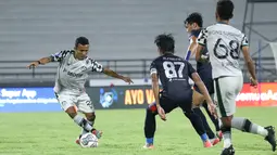Arema FC harus puas diimbangi 0-0 oleh Persikabo 1973 dalam laga tunda pekan ke-17 BRI Liga 1 2021/2022 di Stadion Kapten I Wayan Dipta, Gianyar, Bali, Rabu (5/1/2022). Hasil ini membuang kesempatan Singo Edan untuk mengkudeta Persib Bandung dari posisi kedua. (Bola.com/Nandang Permana)