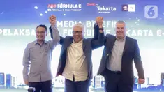 Direktur Utama PT Jakarta Propertindo Dwi Wahyu Daryoto (tengah), Ketua Ikatan Motor Indonesia Pusat Sadikin Aksa (kiri) dan Formula E Operation Nuno Fernandez saat hadir dalam konferensi pers kesiapan Penyelenggaraan Formula E Jakarta di Jakarta, Jumat (14/2/2020). (Liputan6.com/Faizal Fanani)