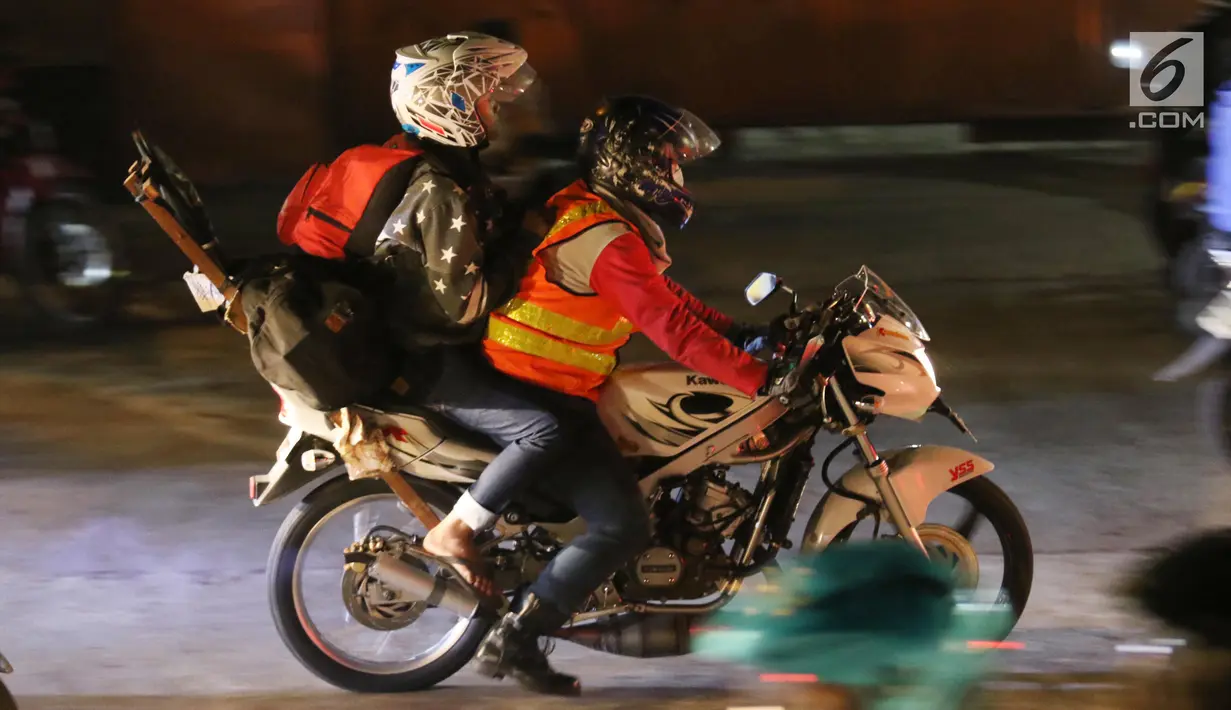 Pemudik bersepeda motor melintasi ruas Jalan Raya Kalimalang, Bekasi, Jawa Barat, Kamis (22/6). Situasi malam hari masih menjadi pilihan para pemudik yang menggunakan sepeda motor ke kampung halamannya. (Liputan6.com/Angga Yuniar)