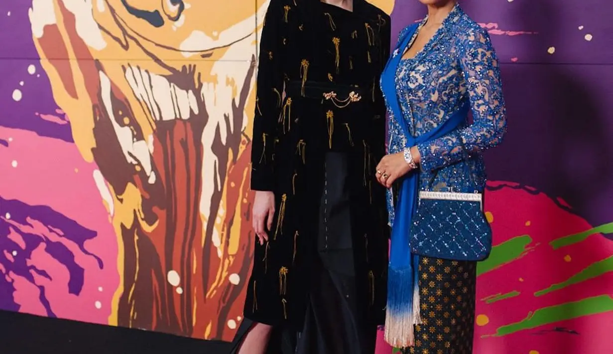 <p>Kebaya kutubaru tersebut dipadukan dengan rok asimetris berwarna senada dengan kesan rock and roll</p>