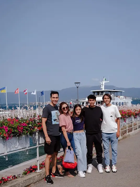Momen hari kedua di Eropa keluarga Darius Medievel di tepi danau Ganeva. "Seneng banget ngeliat Sabrina akhirnya rame lagi bareng sama Lio & Diego, setelah nahan kangen 6 bulan ini." tulis Darius. [Instagram/dagnesia]