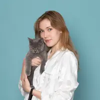 Ilustrasi Menggendong Kucing Credit: Freepik.com