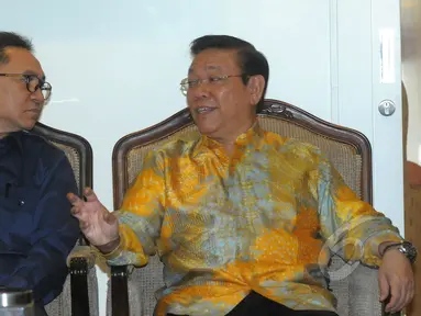 Ketua MPR yang juga Ketum PAN, Zulkifli Hasan (kiri) berbincang dengan Ketum Golkar versi Munas Ancol, Agung Laksono yang berkunjung ke rumah dinas ‎Ketua MPR, kompleks Widya Chandra, Jakarta, Kamis (12/3/2015). (Liputan6.com/Herman Zakharia)
