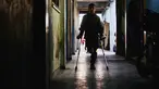 Rateb Mahmoud Qaliq berjalan menggunakan kruk di sepanjang lorong sekolah UNRWA yang telah menjadi tempat penampungan bagi pengungsi Palestina di Deir al-Balah, di Jalur Gaza tengah, pada 3 Desember 2025. Rateb Mahmoud Qaliq merupakan seorang anak laki-laki Palestina berusia sembilan tahun dari Jalur Gaza. (Bashar Taleb/AFP)