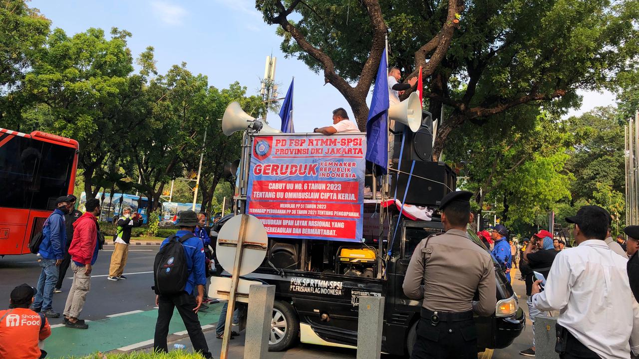 Buruh yang tergabung FSP LEM SPSI dan Federasi Serikat Pekerja Rokok Tembakau Makanan Minuman Serikat Pekerja Seluruh Indonesia menggelar demo di Balai Kota DKI Jakarta, Senin (20/11/2023). Buruh menuntut UMP 2024 DKI Jakarta Rp 5,6 juta.