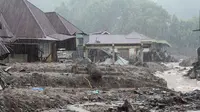 Sementara, di Sumatera Barat, dampak bencana tercatat lebih meluas hingga mencakup 13–14 kabupaten/kota. Tampak dalam foto, rumah-rumah terlihat rusak setelah banjir melanda Malalak, Sumatera Barat, Kamis 27 November 2025. (AP Photo/Ade Yuandha)