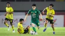 Gol pertama Persebaya tersebut lagi-lagi berkat permainan apik dan umpan terukur dari Taisei Marukawa di sisi kanan serangan Persebaya. (Bola.com/Bagaskara Lazuardi)