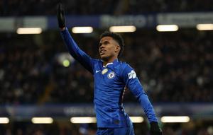 Gelandang Chelsea asal Brasil #41, Estevao, merayakan gol kedua mereka dalam pertandingan fase grup Liga Champions antara Chelsea dan Barcelona di Stamford Bridge, London, Rabu (26-11-2025). (Adrian Dennis/AFP)