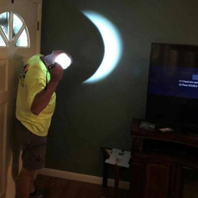 Tingkah konyol lelaki (sumber: Ground Zero)