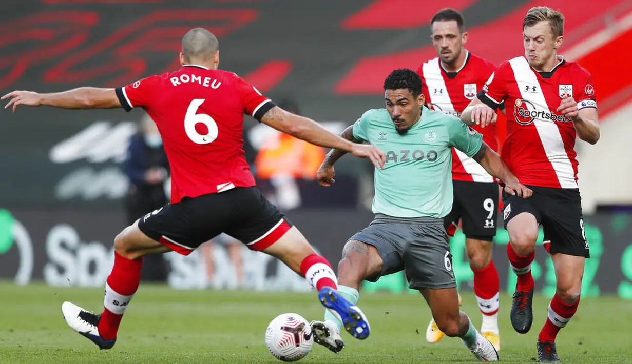 Pemain Everton, Allan, berusaha melewati pemain Southampton pada laga Liga Inggris di Stadion St. Mary's Minggu (25/10/2020). Southampton menang dengan skor 2-0. (AP Photo/Frank Augstein, Pool)