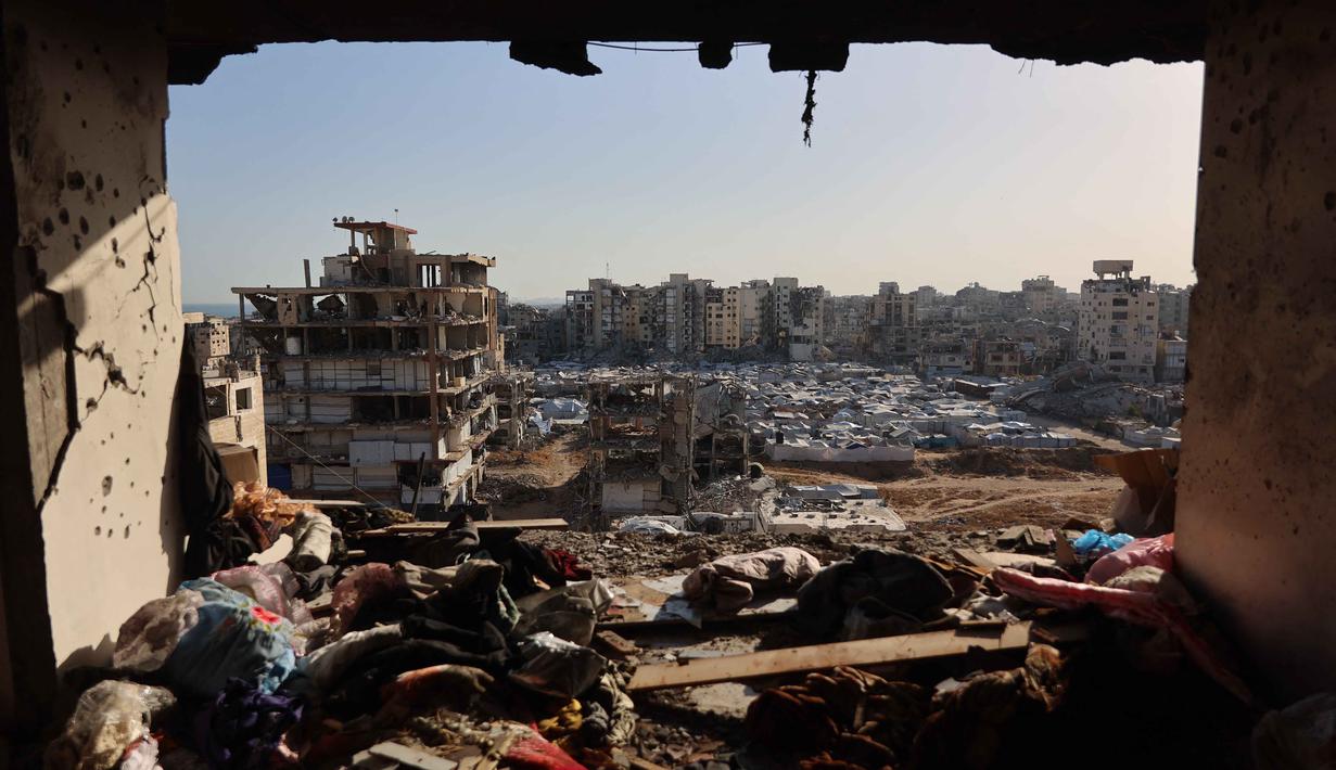 Interior bangunan tempat tinggal yang rusak terlihat setelah serangan Israel di Kota Gaza pada Kamis 4 Juni 2026. (Omar AL-QATTAA/AFP)