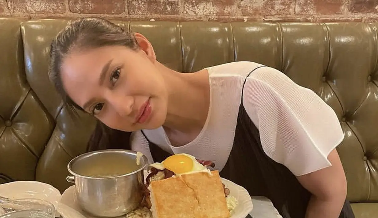 <p>Saat liburan, ia pun tampil fresh dengan lipstik glossy pinknya. Mengunakan dress hitam dipadukan inner putih, dengan rambut ponytailnya. (@nadsap)</p>