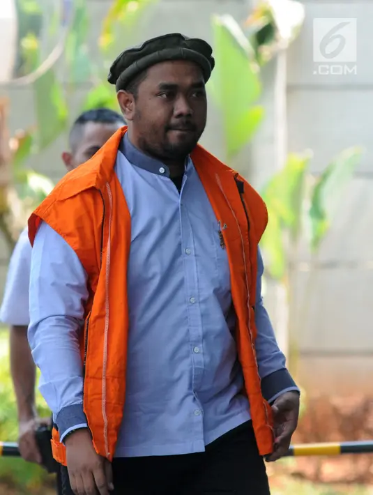 Anggota DPRD Kota Malang Indra Tjahyono saat tiba di Gedung KPK, Jakarta, Kamis (4/10). Indra terlihat menggunakan topi tradisional khas Afghanistan atau pakol saat akan menjalani pemeriksaan. (Merdeka.com/Dwi Narwoko)