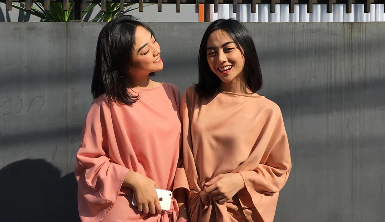 Merayakan Hari Raya Idul Fitri, Azel dan Azri memakai kaftan polos berwarna pastel. (Liputan6.com/IG/@azariaavissa)