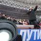 Kandidat presiden Rusia, Vladimir Putin memberikan pidato dalam sebuah kampanye pencalonannya di stadion Luzhniki di Moskow (3/3). Rusia akan menggelar pemelihan umum presiden sekitar dua minggu lagi. (AFP/Kirill Kudryavtsev)