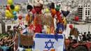 Suasana saat warga Yahudi merayakan Hari Purim di Jalan al-Shuhada, Kota Hebron, Tepi Barat, Kamis (1/3). (AFP PHOTO/HAZEM BADER)