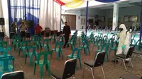 Personel Brimob Polda Sumut melakukan sterilisasi di Gereja Katedral Medan, Jalan Pemuda, Kota Medan