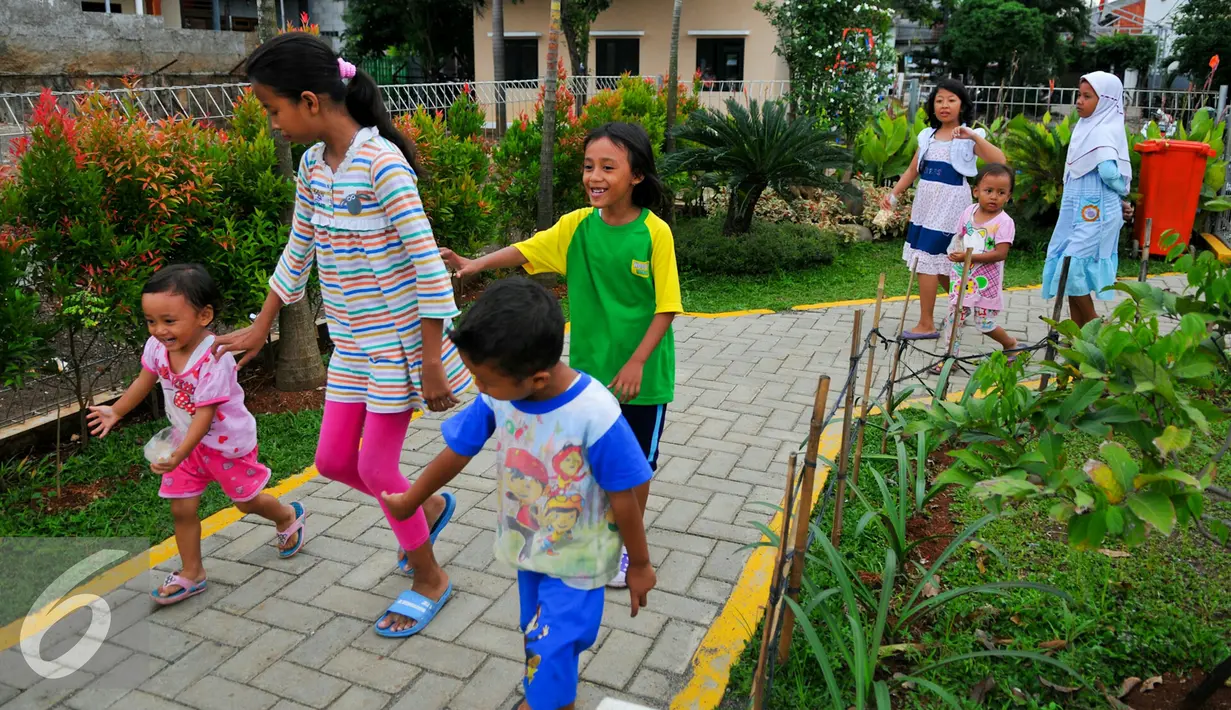 Keceriaan anak-anak saat memasuki area bermain RPTRA Kebon Pala, Jakarta Timur, Selasa (24/5/2016). Gubernur DKI Jakarta, Basuki Tjahaja Purnama targetkan bangun 200 unit RPTRA tahun depan. (Liputan6.com/Yoppy Renato)