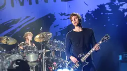 5 Seconds Of Summer saat tampil di ICE BSD, Tangerang Selatan, Sabtu (5/3/2016). Dalam Tour Sound Live Feels Lives Band 5 SOS asal Australia berhasil menghibur para fansnya yang berada di Indonesia. (Liputan6.com/Angga Yuniar)