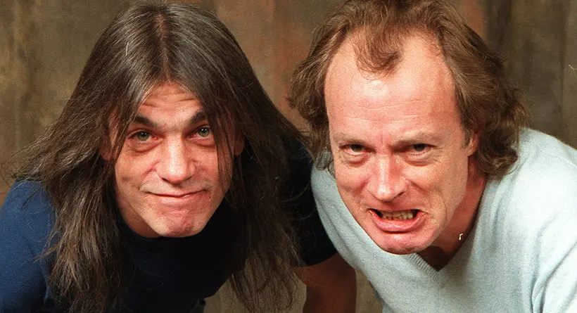 Dua gitaris AC/DC, kakak beradik Malcolm Young dan Angus Young (Foto: Jaime Saba/L.A. Times)