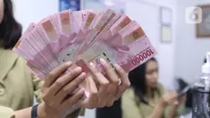 Pegawai menunjukkan mata uang rupiah di penukaran uang di Jakarta, Rabu (4/3/2020). Rupiah ditutup menguat 170 poin atau 1,19 persen menjadi Rp14.113 per dolar AS dibandingkan posisi hari sebelumnya Rp14.283 per dolar AS. (Liputan6.com/Angga Yuniar)