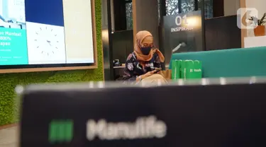 Karyawan beraktivitas dengan perangkat telpon di Gedung Manulife, Jakarta, Kamis (6/01/2022). Manulife dan IPB bekerjasama untuk penyaluran wakaf secara mandiri maupun donasi guna mendorong para milenial untuk berasuransi sejak dini melalui asuransi syariah. (Liputan6.com/HO/Eko)