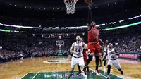 Chicago Bulls guard, Rajon Rondo #9 memasukan bola melewati hadangan pemain Boston Celtics  pada laga NBA basketball game di TD Garden, Boston, (2/11/2016). Boston menang 107-100.  (AP/Charles Krupa)