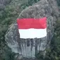 Untuk menyambut HUT RI ke-73, bendera Merah Putih raksasa dipasang di Gunung Api Purba. (Foto: Screen Capture Twitter.com, @heryfosil)