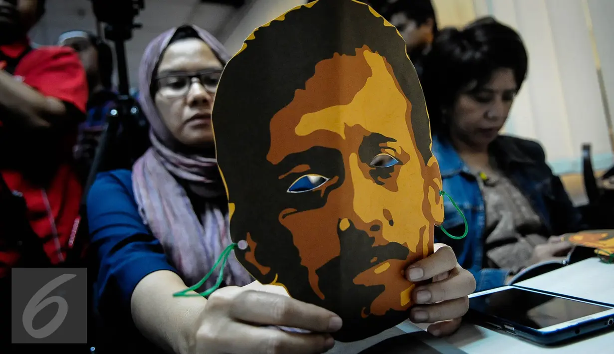 Topeng wajah Munir yang digunakan sejumlah aktivis HAM pada saat mengikuti Sidang KIP dalam sengketa informasi publik atas dokumen laporan Tim Pencari Fakta (TPF) kasus meninggalnya Munir memasuki putusan, Senin (10/10). (Liputan6.com/Faizal Fanani)