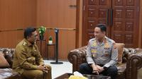 Andra Soni, Gubernur Banten, Bersilaturahmi dengan Kapolda Banten, Irjen Pol Suyudi Ario Seto. (Senin, 03/03/2025). (Humas Polda Banten).