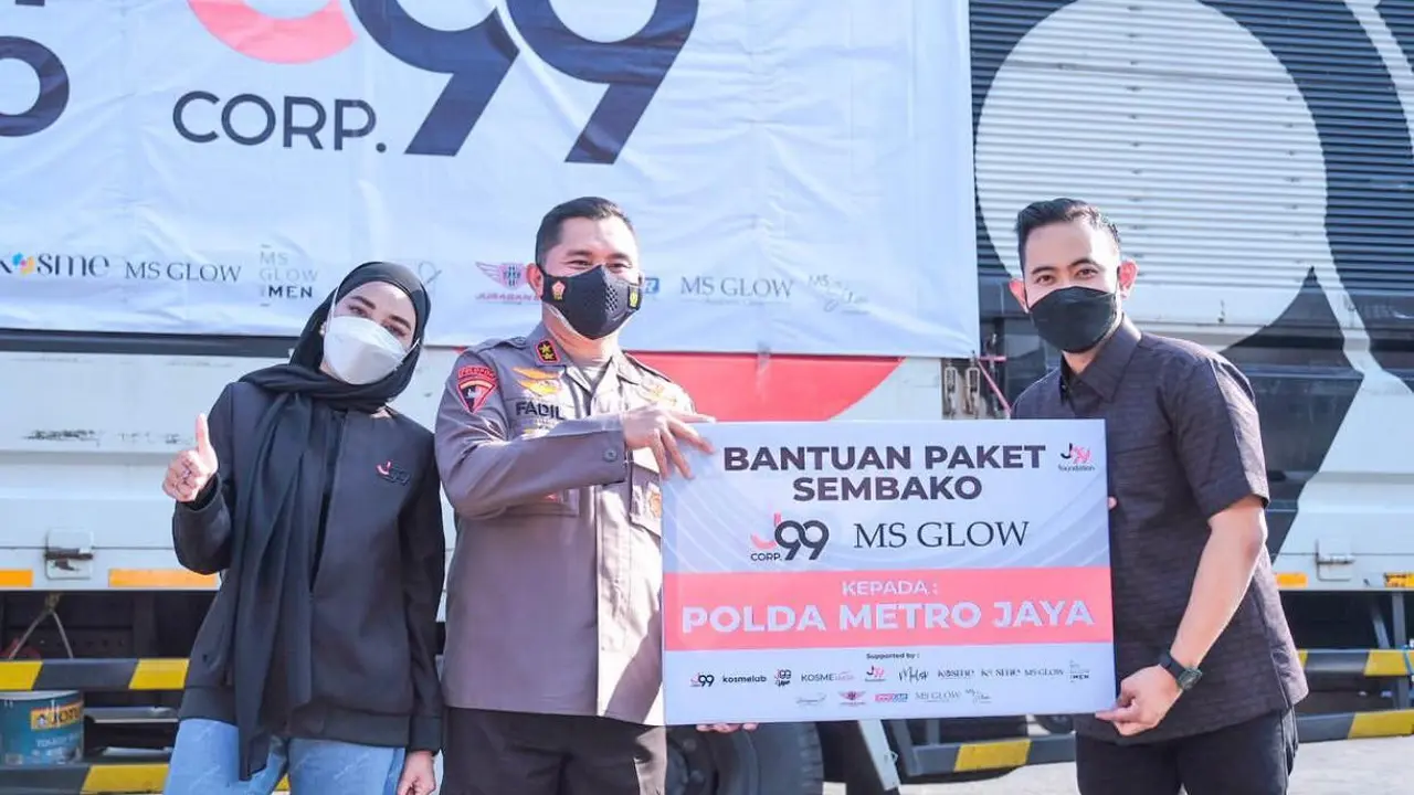 Gilang Widya Pramana atau dikenal dengan Crazy Rich Malang bersama Kapolda Metro Jaya Irjen Pol Fadil Imran