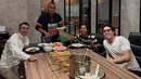 Di bulan Ramadhan tahun ini, Raffi Ahmad yang memutuskan istirahat dan tak membuat acara sendiri, rupanya tetap aktif dengan bersafari saat sahur. Meski tak setiap hari, Raffi terlihat beberapa menghabiskan waktu sahur dengan rekan artis. (Liputan6.com/IG/@raffinagita1717)