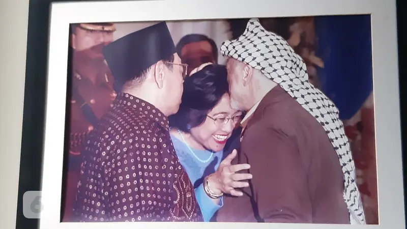Foto lawas Megawati Soekarnoputri, Gus Dur, dan Yasser Arafat di Indonesia.