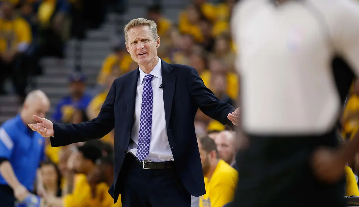 Pelatih Warriors, Steve Kerr memprotes keputusan wasit saat timnya melawan Portland Trail Blazers ipada game ke-5 semifinal NBA Playoffs wilayah barat di Oracle Arena, Oakland, California, (12/5/2016) WIB. (Ezra Shaw/Getty Images/AFP)